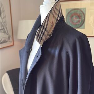 Burberry Men's classic Black trench coat with Burberry plaid lining